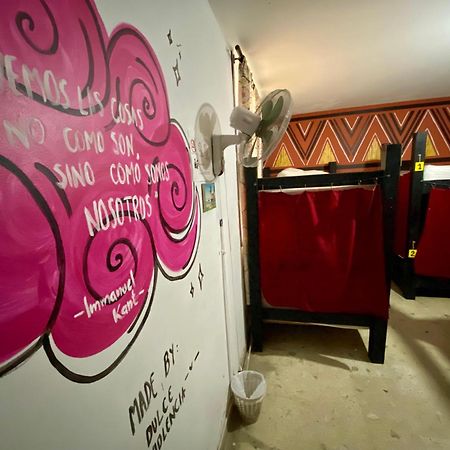 Hostal Pelican Larry Cali Exterior foto