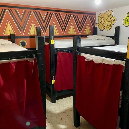 Hostal Pelican Larry Cali Exterior foto