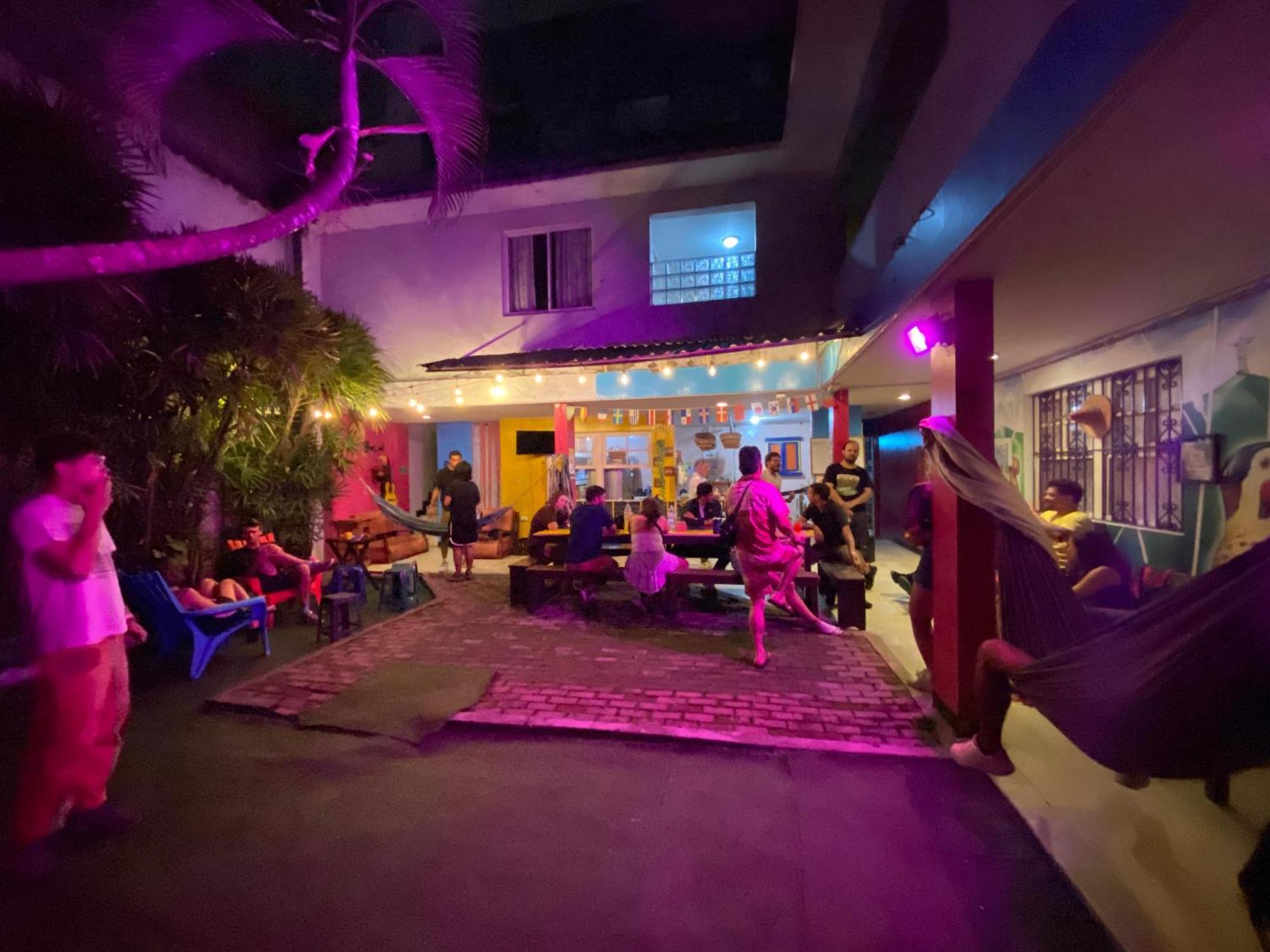 Hostal Pelican Larry Cali Exterior foto