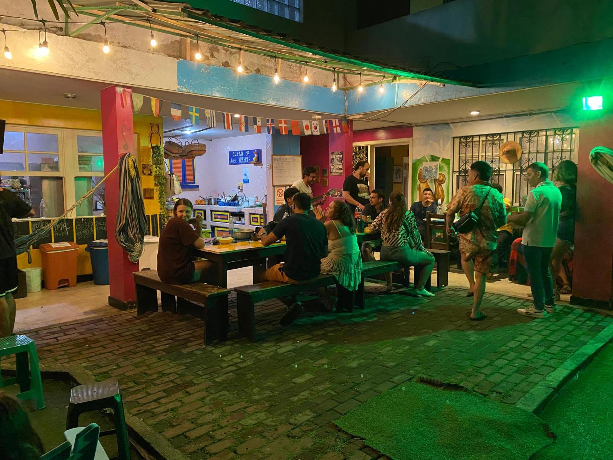 Hostal Pelican Larry Cali Exterior foto