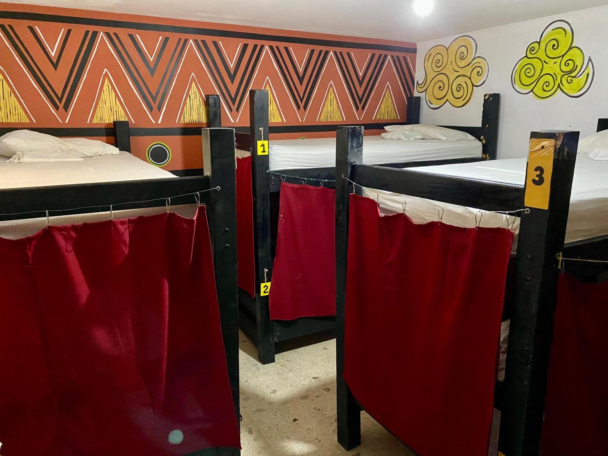Hostal Pelican Larry Cali Exterior foto